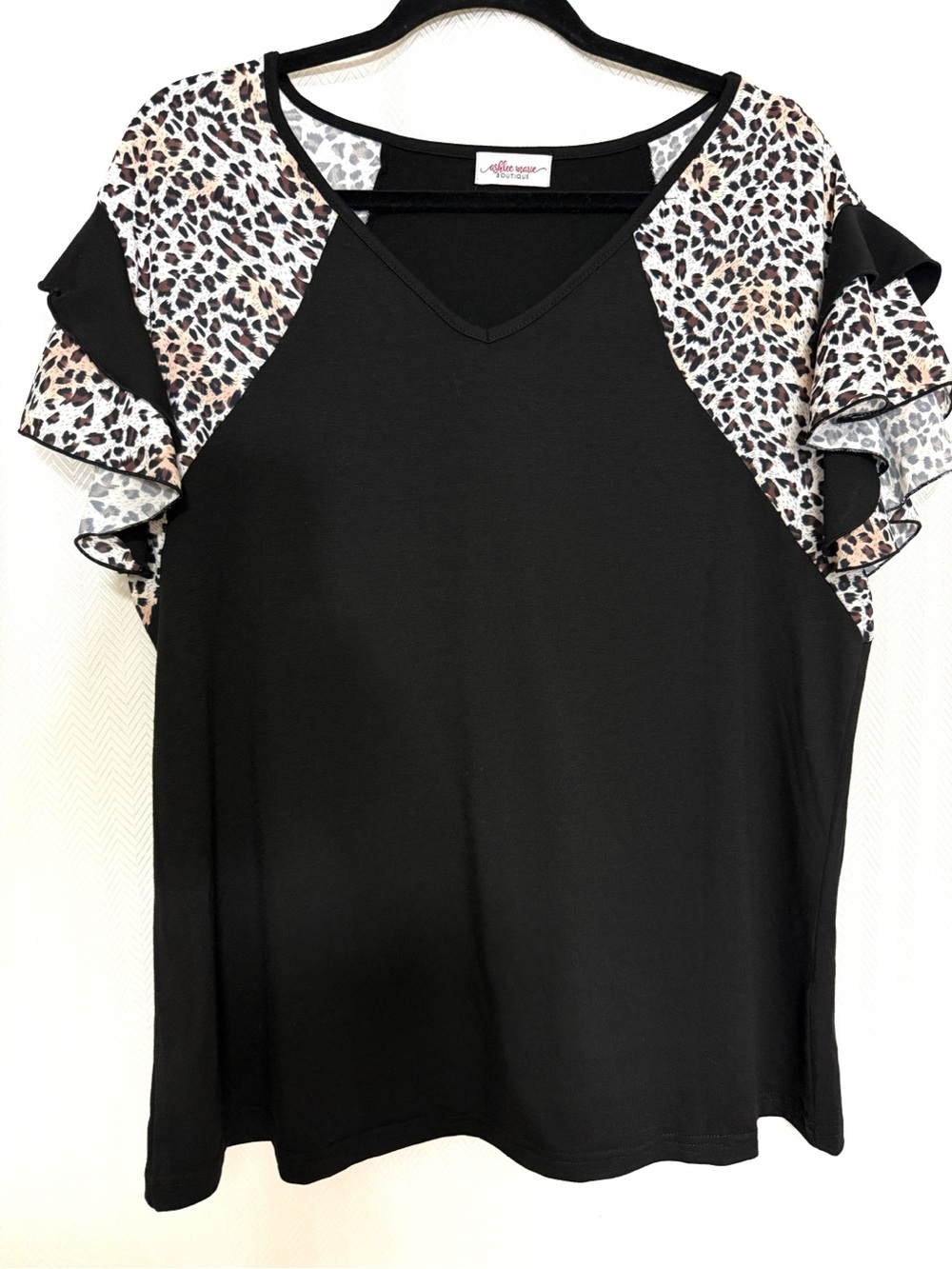 Ashlee Marie Boutique V-Neck Top with Leopard Ruffle Sleeves Size XL